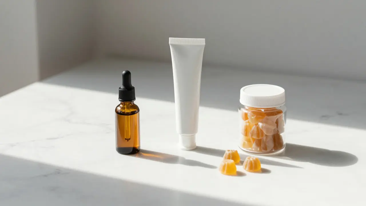 Různé formy CBD produktů uspořádané na bílém mramoru